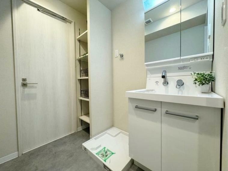 洗面室は広めに取られており、リネン類の置場に便利な可動棚が備わっています。