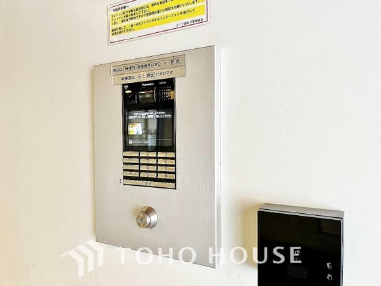 集合住宅のエントランスには住戸内部と通話できるモニター付きのインターホンが設置されています。