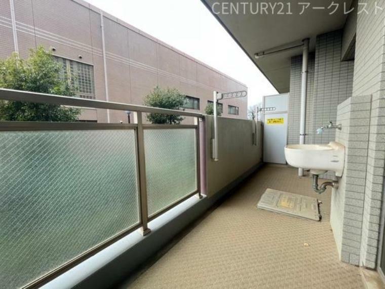 ～Balcony～やわらかな陽射しが舞い降りるバルコニー。青空を背景に心地よい風が吹き抜けていきます。一歩外へ出て開放感を味わえる空間です。