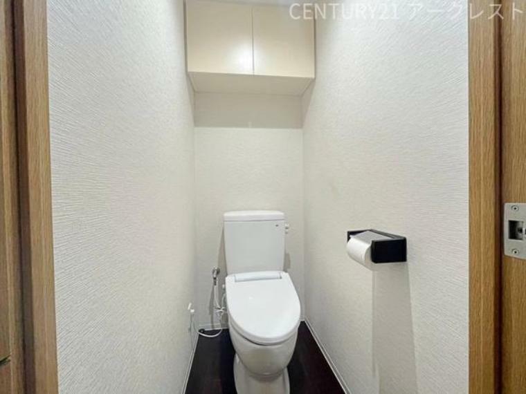 シンプルな内装のスッキリとしたトイレです。お手入れやお掃除が簡単にできるシンプルなデザインのトイレです。