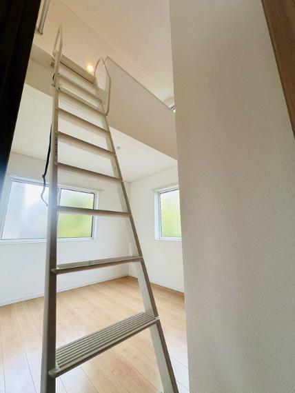 【ロフト梯子】ロフトへの昇降に使用する梯子。梯子の踏み板が広めで安心感があります