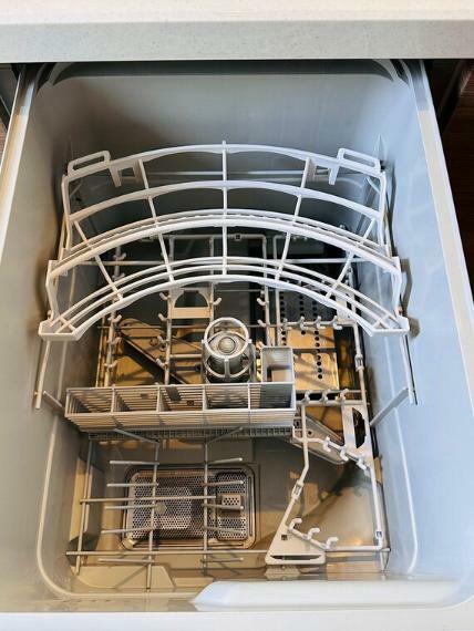 【食洗機】キッチンと一体化したビルトイン食洗機付き。シンクや作業スペースから格納しやすく、高温で洗浄するため油汚れもすっきり、除菌にもなります