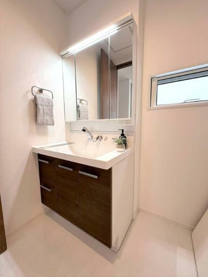 【洗面】お掃除しやすいシャワー付き洗面化粧台。サイドのカウンターがフラットなため身支度の際に洗面小物を置いておけます