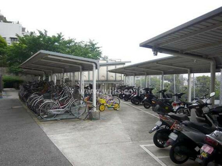 バイク置場と駐輪場