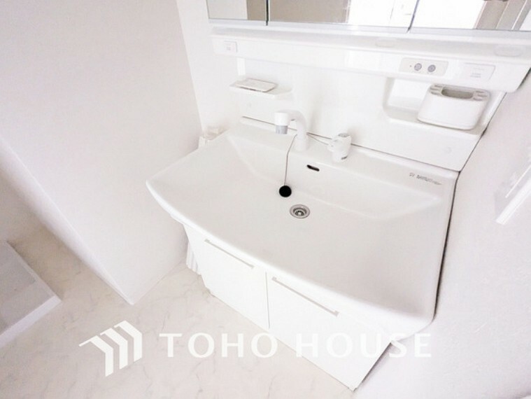 白を基調とした清潔感のある洗面室で朝の身支度も快適に