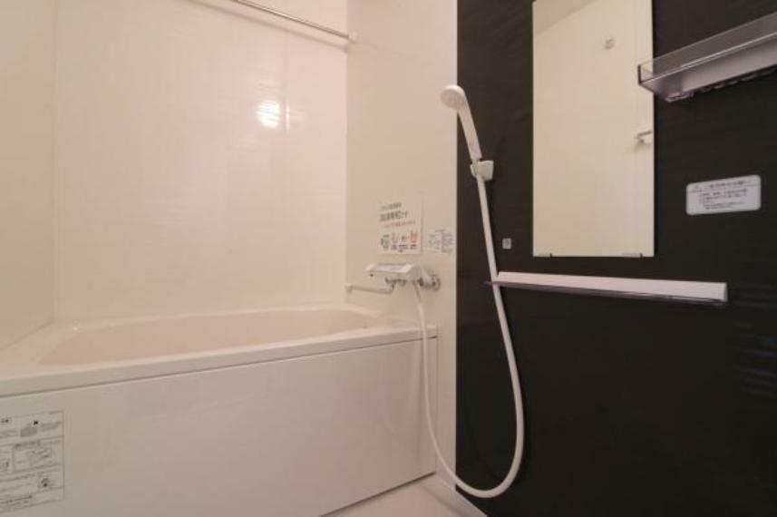【浴室】<BR/>新調済のバスルームです。<BR/>モダンなダークブラウンの壁デザイン仕様です。