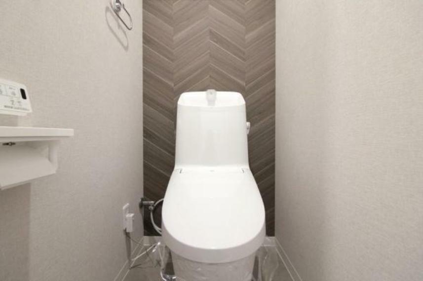 【トイレ】<BR/>新調済の温水洗浄便座のトイレ。<BR/>落ち着いたモダンカラーの壁紙でデザインされています。