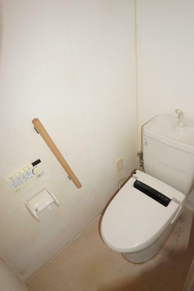トイレは安全を配慮し、手すりを設置しています。ウォシュレット機能付き