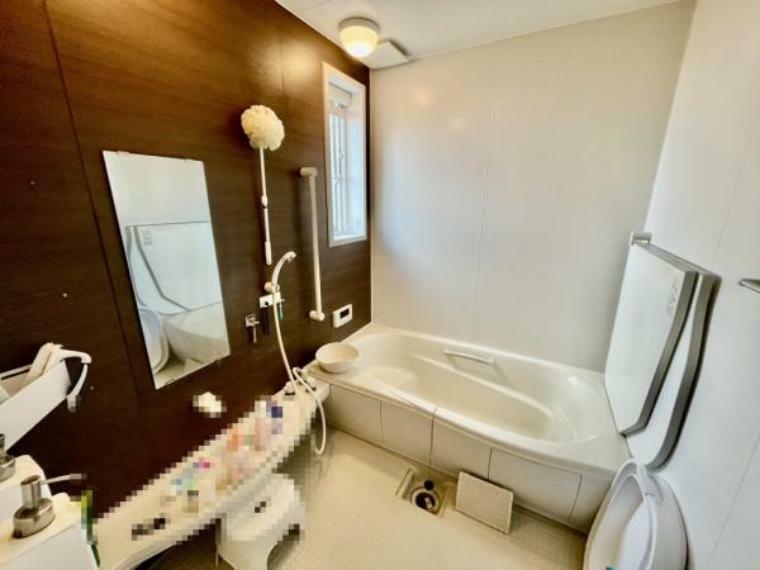 洗い場の広い浴室は窓付きで日中の入浴も気持ちの良い空間です。