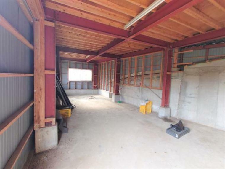 倉庫は2階建てになっており、作業スペースや物置として使用できます。趣味やスポーツなどの物置にも便利ですね。