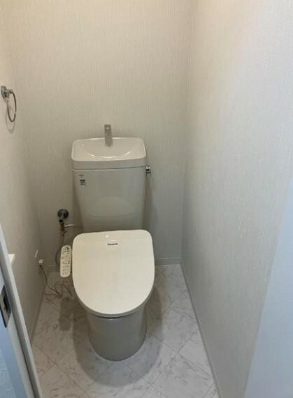 ウォシュレット新調のトイレ！ホワイトのトイレは清潔感がありますね！