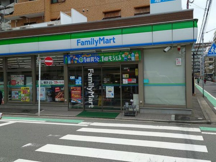 ファミリーマート 横浜吉野町駅前店まで徒歩2分・121m