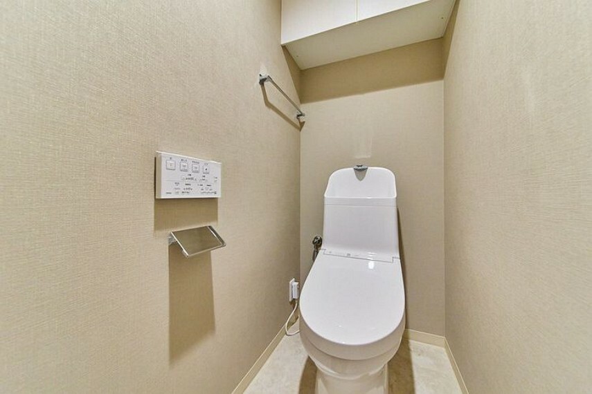 【トイレ】快適な温水洗浄便座付トイレ。小物を収納するための上部吊戸棚は必須ですね