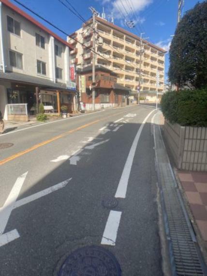前道はバスのルートとなっており、香里園駅までのアクセスも良いです。 香里園駅から枚方市駅まで運行のルートとなっております。 香里園駅までも徒歩6分のところに立地しております。