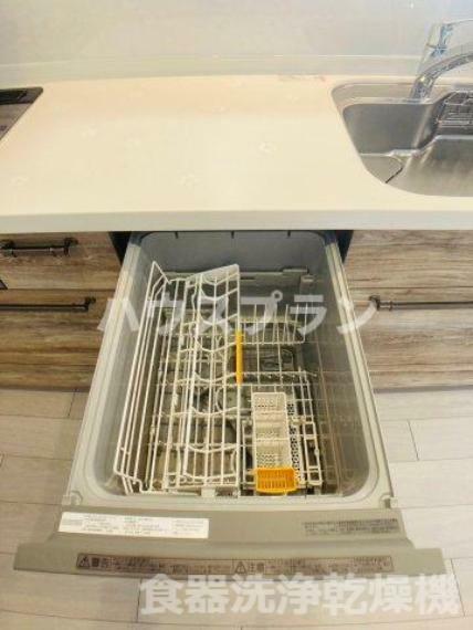 システムキッチンに組み込むタイプのビルトイン型食洗機。 据え置き・卓上型と異なり、キッチンまわりがすっきりするのが特徴。 設置場所を確保する必要がなく、キッチンを広く使えます。