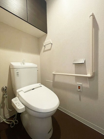 ■ウォシュレット機能付きのトイレは上部吊り棚収納付きです