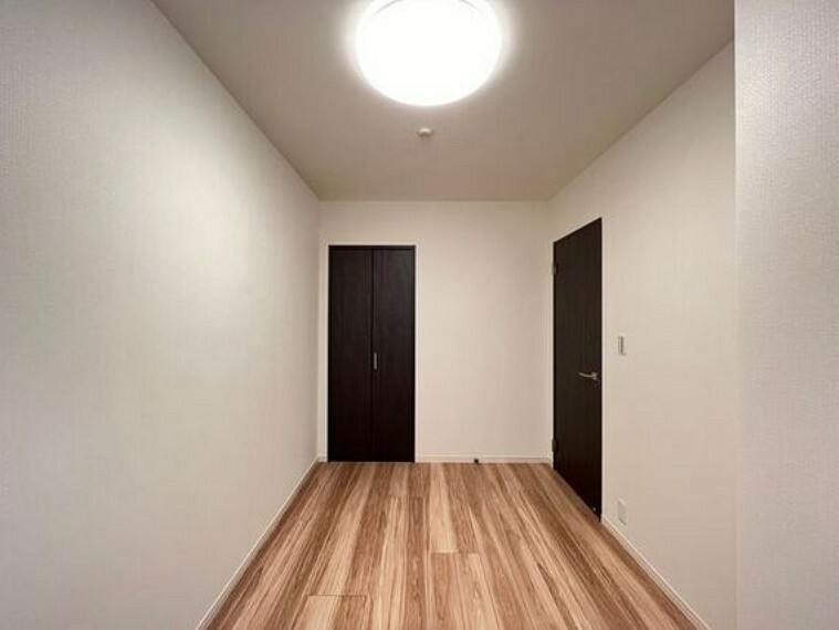 明るい色味の床は、部屋を明るく清潔な印象に見せる効果あり。圧迫感が少くゆったりと感じる事ができます。