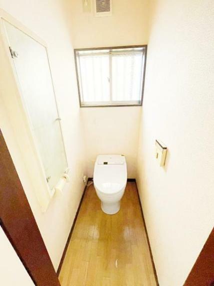 シンプルな内装のスッキリとしたトイレです。お手入れやお掃除が簡単にできるシンプルなデザインのトイレです。