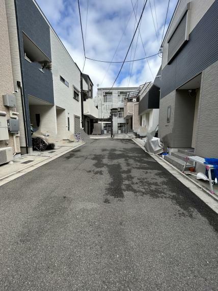 北西側は居住者が使用する開発道路です。