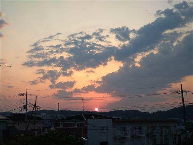窓から見える日の出