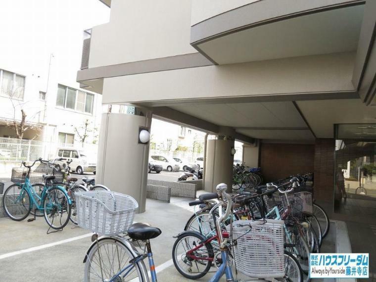 駐輪場 駐車場や自転車置場など共用施設が充実しております