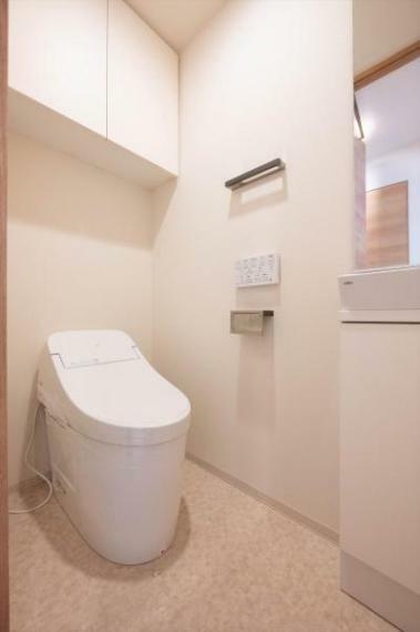 白が基調の清潔感あるトイレは節水効果のあるタンクレス仕様