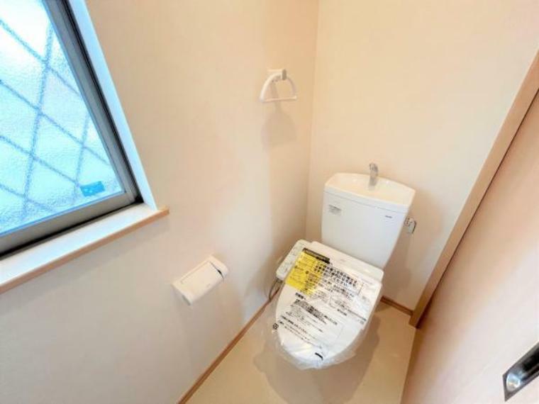 【リフォーム完成】1階トイレの写真です。トイレは新品交換、クッションフロア張替、壁と天井はクロス張替を行いました。清潔な空間へとリフォームいたしました。