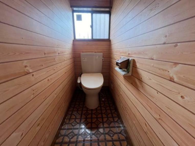 【トイレ】トイレの様子です。板張りのおしゃれな内装です。