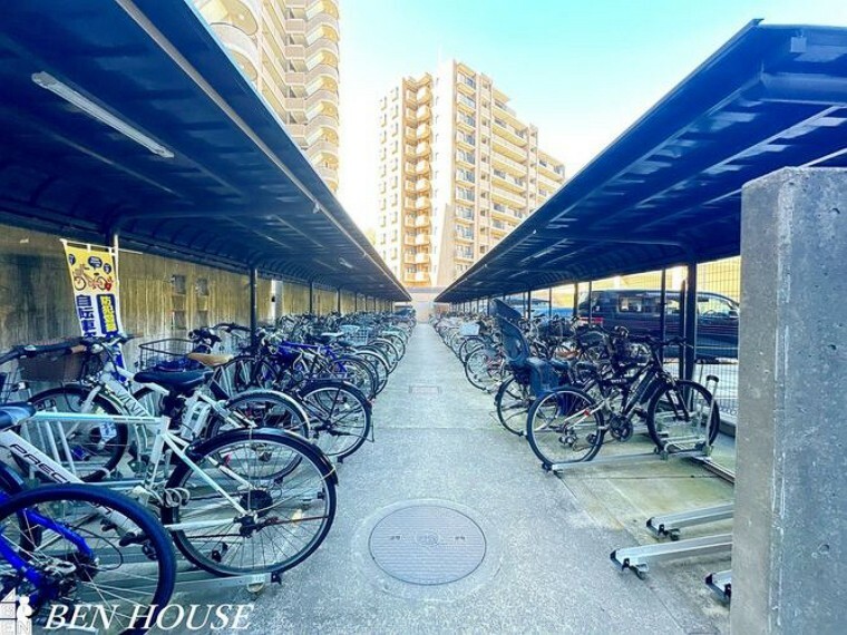 駐輪場・建物には屋根付きの駐輪場が併設されています。区画割りにより綺麗に整備され、自転車の取り出しもしやすいですね。
