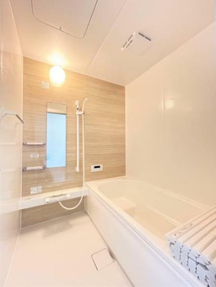 【リフォーム済】浴室はハウステック製のユニットバスに新品交換済。1坪の広々した浴槽で、お子様やお孫さんと一緒にお風呂を楽しんでください。