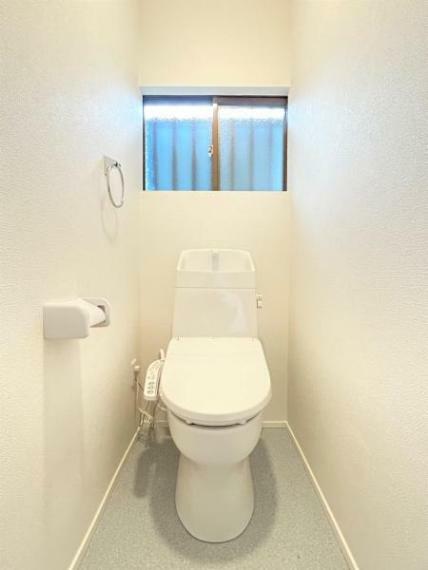 【リフォーム済】トイレはジャニス工業製の温水洗浄便座トイレに新品交換済。便座は汚れの溜まりやすい継ぎ目がない構造なので、お手入れもラクラク。日々のお掃除の手間が軽減できますよ。