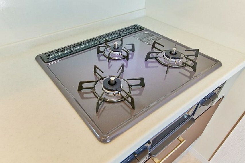 【キッチン】ガラストップの三ツ口コンロ。時短料理も可能にするグリルも付いたシステムキッチン