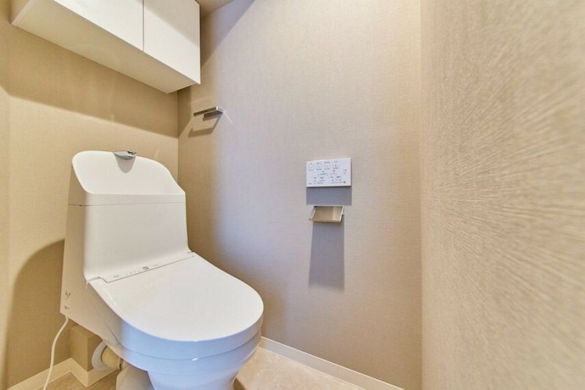 【トイレ】快適な温水洗浄便座付トイレ。小物を収納するための上部吊戸棚は必須ですね
