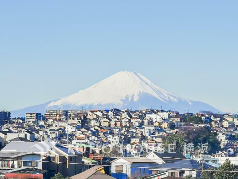 開放感があり、遮るものもなく気持ちのいい景色が広がります。お天気の良い日には富士山も遠望できます。
