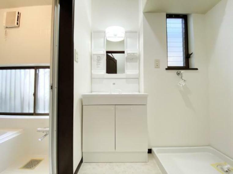 【洗面台・洗面所】<BR/>白色を主張した清潔感の溢れる洗面脱衣室