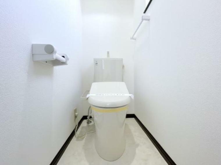 【トイレ】<BR/>小窓があり、清潔感のあるシンプルなデザインのトイレ