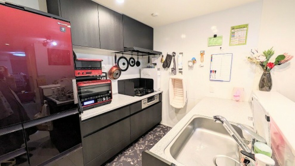対面式のキッチンは食洗器付きでとてもきれいです。オーダーメイドの収納が備え付けられており、の収納力です。