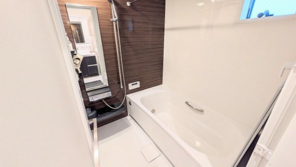 1616サイズ（一坪サイズ）のゆったりとしたお風呂です。換気用の窓や浴室乾燥機なども完備