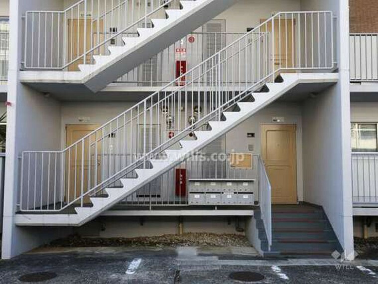 共用ポスト、共用階段。物件は3階部分。エレベーターがないため、階段で昇り降りする必要があります。