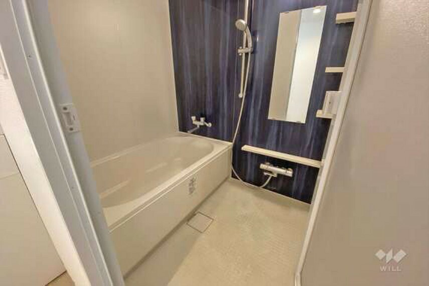 ゆったりとした浴室。ブルーのアクセントが落ち着いた雰囲気でゆっくりとお過ごし頂けます［2024年3月10日撮影］