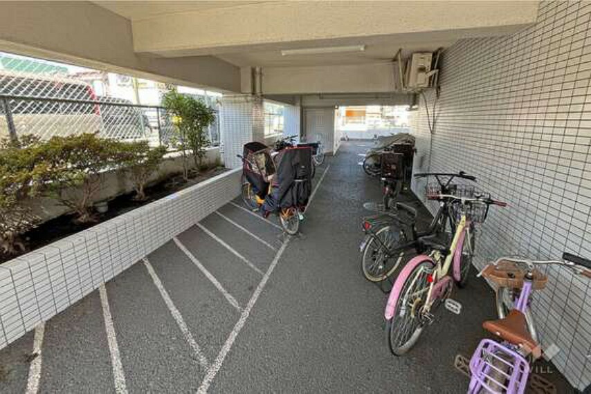屋内駐輪場無料で駐輪場を使用することが可能です。