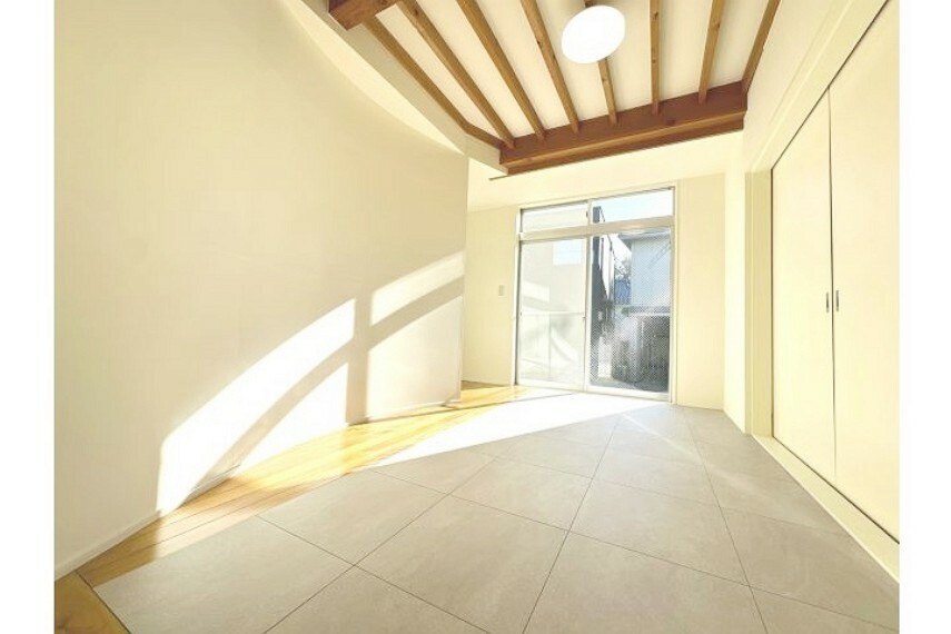 明るい光に包まれる居室、和室と同じデザインの天井で内装に統一感が生まれます