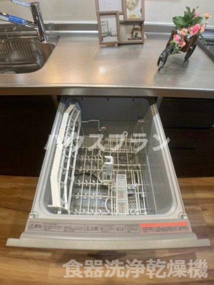食洗機は、ヒーターで温めた洗剤入りのお湯をノズルから噴射して食器を洗う家電です。  高温のお湯と高圧の水で油汚れを落とし、除菌もしてくれるため 手洗いよりも 衛生的に食器を洗うことができます。
