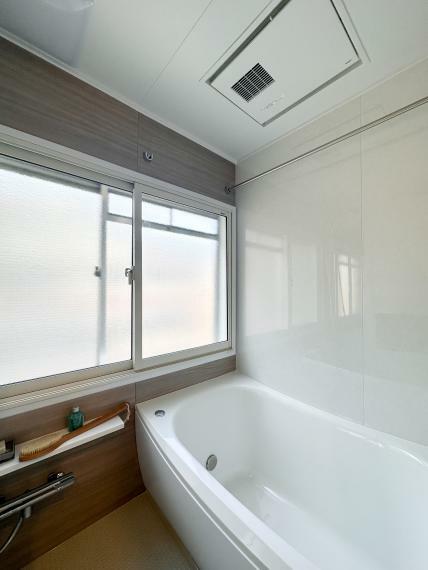 【浴室】小窓付！日頃の疲れを癒してくれるバスルーム