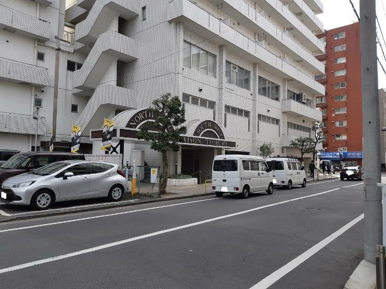 エントランス前面道路の様子。