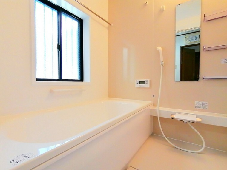 一日の疲れを癒すための心地よいバスタイムを演出する浴室はゆとりあるサイズを採用。浴室乾燥機付き！<BR/>■日野市西平山4　一戸建て■