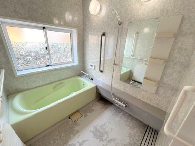 【現況販売】浴室です。1.25坪の広さがあるので足を伸ばしてゆっくりと入浴できます。水回りの使用感が気になる方はリフォームのご提案も可能です。