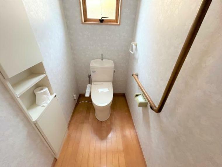 【現況販売】トイレは温水洗浄便座になっています。水回りの使用感が気になる方はリフォームのご提案も可能です。
