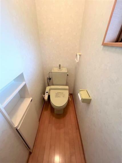 【現況販売】2階トイレです。2階にもトイレが付いているので朝トイレ争奪戦が起こりませんね。