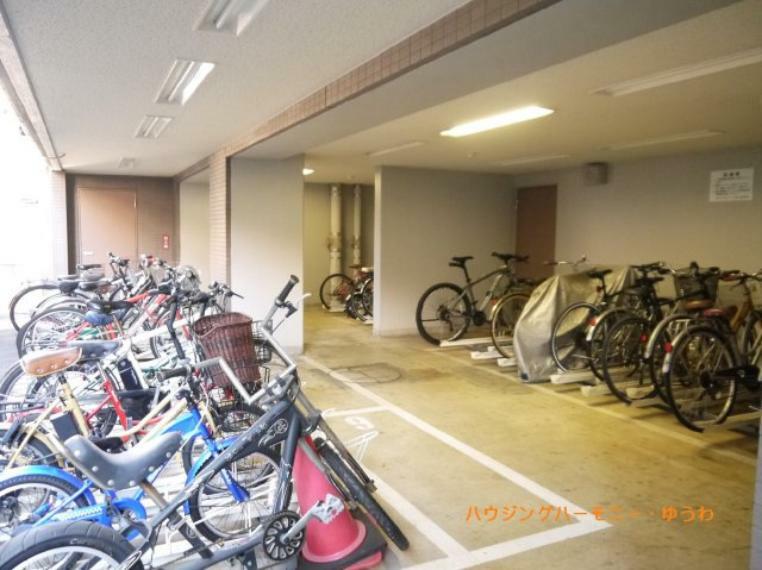 建物内に、便利なバイク置場があります。